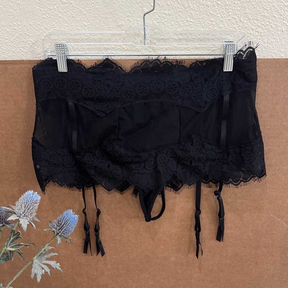 Frederick’s of Hollywood Black Lace Garter Skirt with Thong Sz Large